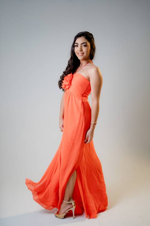 Ensaio fotográfico de 15 anos da Júlia, realizado no estúdio e no heliponto do Orion ao pôr do sol e à noite. Imagens deslumbrantes e festa emocionante, capturando cada detalhe e brilho deste momento único.'