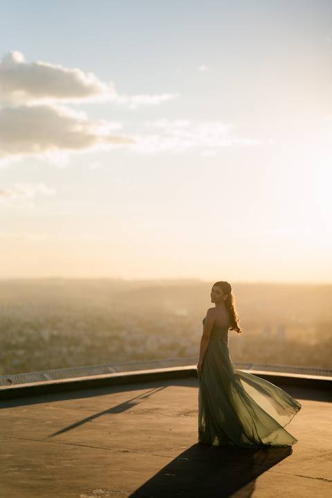 Ensaio fotográfico de 15 anos da Júlia, realizado no estúdio e no heliponto do Orion ao pôr do sol e à noite. Imagens deslumbrantes e festa emocionante, capturando cada detalhe e brilho deste momento único.'