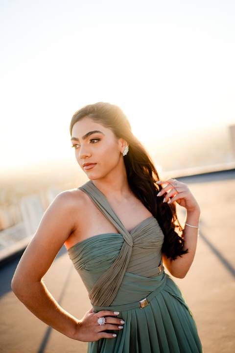 Ensaio fotográfico de 15 anos da Júlia, realizado no estúdio e no heliponto do Orion ao pôr do sol e à noite. Imagens deslumbrantes e festa emocionante, capturando cada detalhe e brilho deste momento único.'