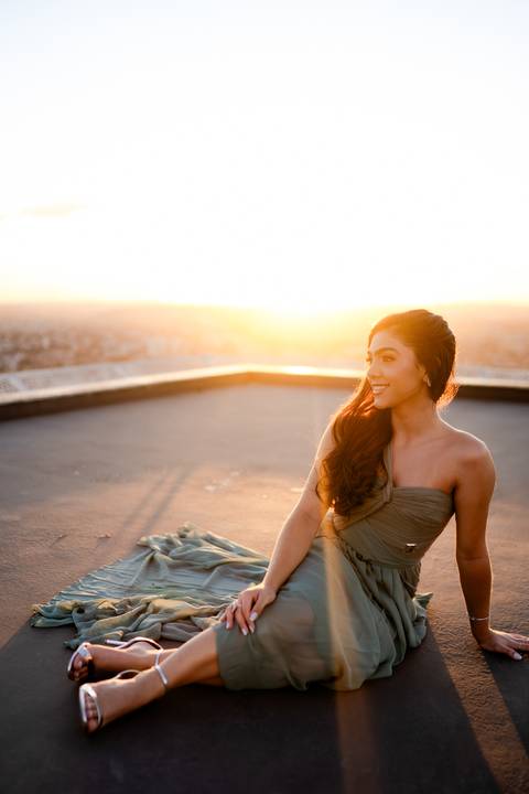 Ensaio fotográfico de 15 anos da Júlia, realizado no estúdio e no heliponto do Orion ao pôr do sol e à noite. Imagens deslumbrantes e festa emocionante, capturando cada detalhe e brilho deste momento único.'