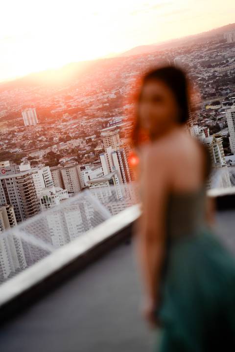 Ensaio fotográfico de 15 anos da Júlia, realizado no estúdio e no heliponto do Orion ao pôr do sol e à noite. Imagens deslumbrantes e festa emocionante, capturando cada detalhe e brilho deste momento único.'