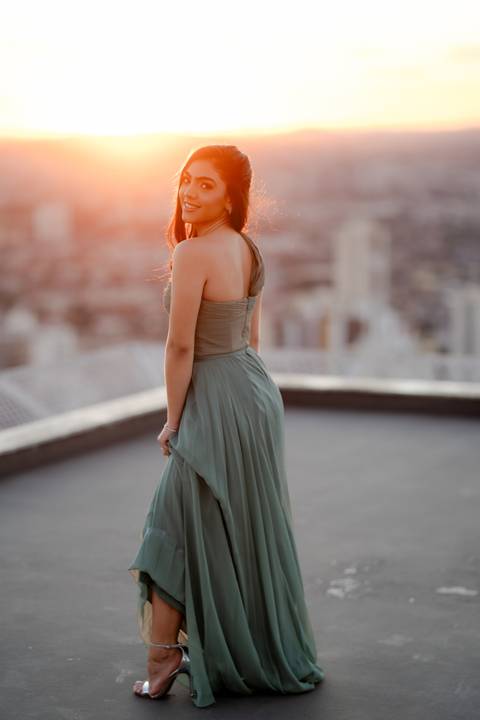 Ensaio fotográfico de 15 anos da Júlia, realizado no estúdio e no heliponto do Orion ao pôr do sol e à noite. Imagens deslumbrantes e festa emocionante, capturando cada detalhe e brilho deste momento único.'