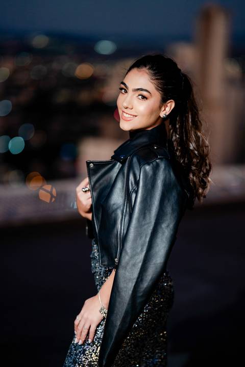 Ensaio fotográfico de 15 anos da Júlia, realizado no estúdio e no heliponto do Orion ao pôr do sol e à noite. Imagens deslumbrantes e festa emocionante, capturando cada detalhe e brilho deste momento único.'