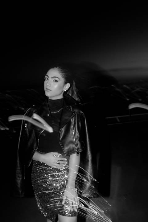 Ensaio fotográfico de 15 anos da Júlia, realizado no estúdio e no heliponto do Orion ao pôr do sol e à noite. Imagens deslumbrantes e festa emocionante, capturando cada detalhe e brilho deste momento único.'