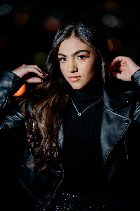 Ensaio fotográfico de 15 anos da Júlia, realizado no estúdio e no heliponto do Orion ao pôr do sol e à noite. Imagens deslumbrantes e festa emocionante, capturando cada detalhe e brilho deste momento único.'