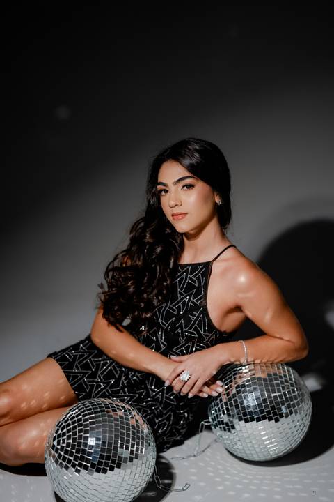 Ensaio fotográfico de 15 anos da Júlia, realizado no estúdio e no heliponto do Orion ao pôr do sol e à noite. Imagens deslumbrantes e festa emocionante, capturando cada detalhe e brilho deste momento único.'