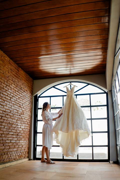 Vestido da noiva
Preparação no Bistrô Sofia
Cerimônia ao ar livre
Bistrô Sofia decorado
Buquê de flores brancas
Noiva e pais na escadaria
Primeiro beijo dos noivos
Saída dos noivos
Luzes e decoração
Pôr do sol'