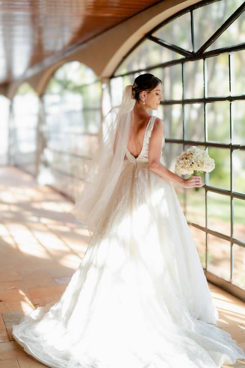 Vestido da noiva
Preparação no Bistrô Sofia
Cerimônia ao ar livre
Bistrô Sofia decorado
Buquê de flores brancas
Noiva e pais na escadaria
Primeiro beijo dos noivos
Saída dos noivos
Luzes e decoração
Pôr do sol'
