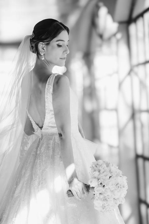 Vestido da noiva
Preparação no Bistrô Sofia
Cerimônia ao ar livre
Bistrô Sofia decorado
Buquê de flores brancas
Noiva e pais na escadaria
Primeiro beijo dos noivos
Saída dos noivos
Luzes e decoração
Pôr do sol'