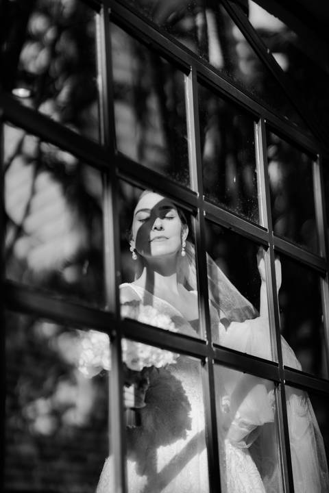 Vestido da noiva
Preparação no Bistrô Sofia
Cerimônia ao ar livre
Bistrô Sofia decorado
Buquê de flores brancas
Noiva e pais na escadaria
Primeiro beijo dos noivos
Saída dos noivos
Luzes e decoração
Pôr do sol'