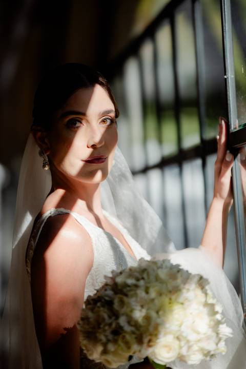 Vestido da noiva
Preparação no Bistrô Sofia
Cerimônia ao ar livre
Bistrô Sofia decorado
Buquê de flores brancas
Noiva e pais na escadaria
Primeiro beijo dos noivos
Saída dos noivos
Luzes e decoração
Pôr do sol'