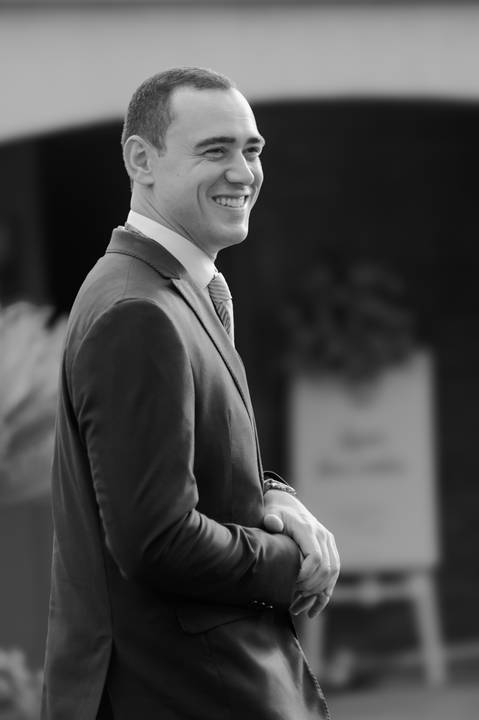 Vestido da noiva
Preparação no Bistrô Sofia
Cerimônia ao ar livre
Bistrô Sofia decorado
Buquê de flores brancas
Noiva e pais na escadaria
Primeiro beijo dos noivos
Saída dos noivos
Luzes e decoração
Pôr do sol'