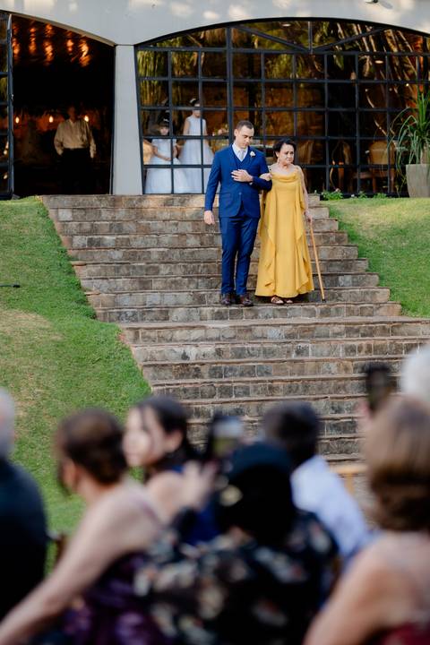 Vestido da noiva
Preparação no Bistrô Sofia
Cerimônia ao ar livre
Bistrô Sofia decorado
Buquê de flores brancas
Noiva e pais na escadaria
Primeiro beijo dos noivos
Saída dos noivos
Luzes e decoração
Pôr do sol'