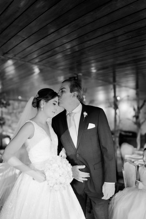 Vestido da noiva
Preparação no Bistrô Sofia
Cerimônia ao ar livre
Bistrô Sofia decorado
Buquê de flores brancas
Noiva e pais na escadaria
Primeiro beijo dos noivos
Saída dos noivos
Luzes e decoração
Pôr do sol'