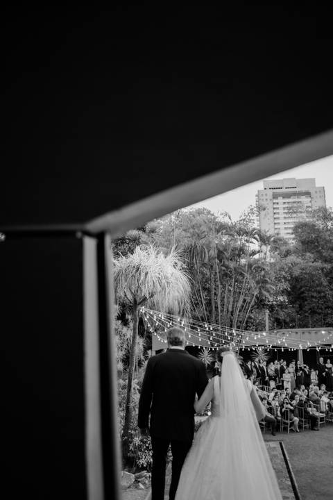 Vestido da noiva
Preparação no Bistrô Sofia
Cerimônia ao ar livre
Bistrô Sofia decorado
Buquê de flores brancas
Noiva e pais na escadaria
Primeiro beijo dos noivos
Saída dos noivos
Luzes e decoração
Pôr do sol'