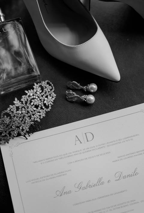 Vestido da noiva
Preparação no Bistrô Sofia
Cerimônia ao ar livre
Bistrô Sofia decorado
Buquê de flores brancas
Noiva e pais na escadaria
Primeiro beijo dos noivos
Saída dos noivos
Luzes e decoração
Pôr do sol'