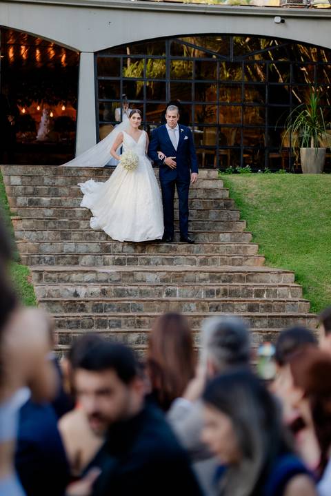 Vestido da noiva
Preparação no Bistrô Sofia
Cerimônia ao ar livre
Bistrô Sofia decorado
Buquê de flores brancas
Noiva e pais na escadaria
Primeiro beijo dos noivos
Saída dos noivos
Luzes e decoração
Pôr do sol'