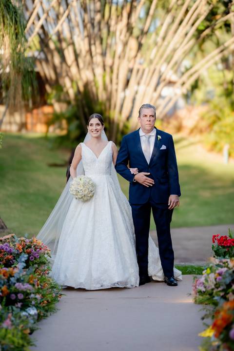 Vestido da noiva
Preparação no Bistrô Sofia
Cerimônia ao ar livre
Bistrô Sofia decorado
Buquê de flores brancas
Noiva e pais na escadaria
Primeiro beijo dos noivos
Saída dos noivos
Luzes e decoração
Pôr do sol'