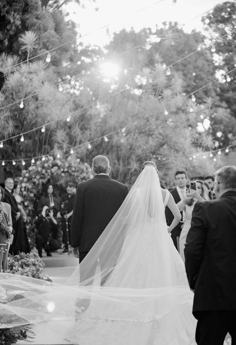 Vestido da noiva
Preparação no Bistrô Sofia
Cerimônia ao ar livre
Bistrô Sofia decorado
Buquê de flores brancas
Noiva e pais na escadaria
Primeiro beijo dos noivos
Saída dos noivos
Luzes e decoração
Pôr do sol'