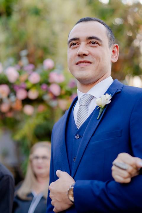 Vestido da noiva
Preparação no Bistrô Sofia
Cerimônia ao ar livre
Bistrô Sofia decorado
Buquê de flores brancas
Noiva e pais na escadaria
Primeiro beijo dos noivos
Saída dos noivos
Luzes e decoração
Pôr do sol'