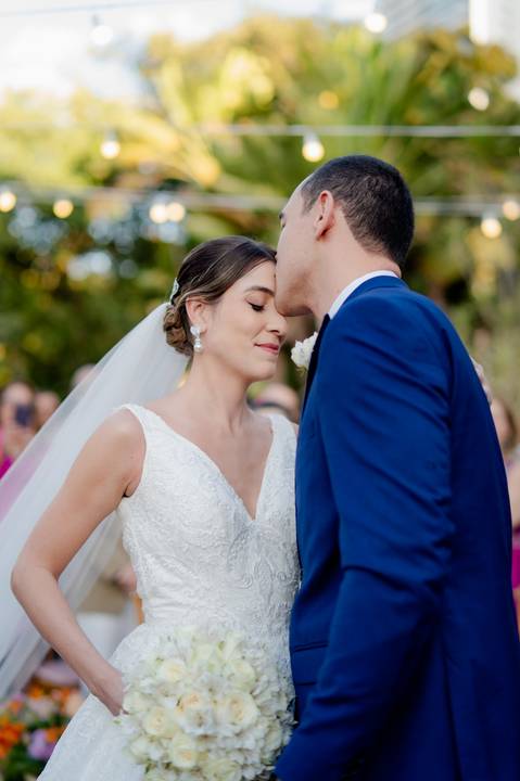 Vestido da noiva
Preparação no Bistrô Sofia
Cerimônia ao ar livre
Bistrô Sofia decorado
Buquê de flores brancas
Noiva e pais na escadaria
Primeiro beijo dos noivos
Saída dos noivos
Luzes e decoração
Pôr do sol'