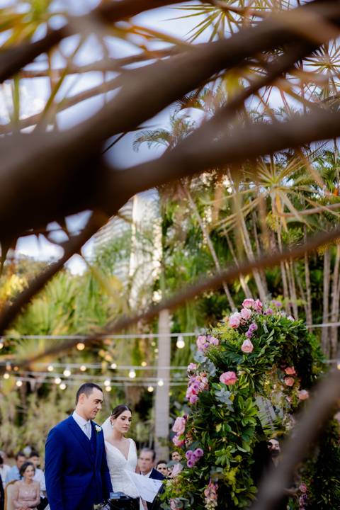 Vestido da noiva
Preparação no Bistrô Sofia
Cerimônia ao ar livre
Bistrô Sofia decorado
Buquê de flores brancas
Noiva e pais na escadaria
Primeiro beijo dos noivos
Saída dos noivos
Luzes e decoração
Pôr do sol'
