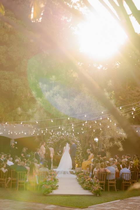 Vestido da noiva
Preparação no Bistrô Sofia
Cerimônia ao ar livre
Bistrô Sofia decorado
Buquê de flores brancas
Noiva e pais na escadaria
Primeiro beijo dos noivos
Saída dos noivos
Luzes e decoração
Pôr do sol'