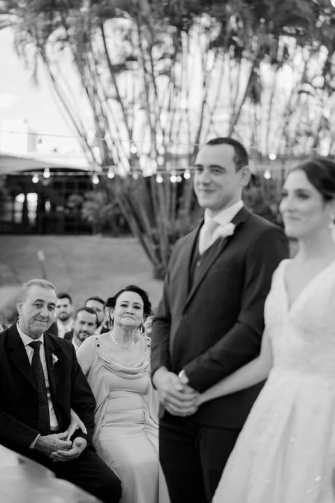 Vestido da noiva
Preparação no Bistrô Sofia
Cerimônia ao ar livre
Bistrô Sofia decorado
Buquê de flores brancas
Noiva e pais na escadaria
Primeiro beijo dos noivos
Saída dos noivos
Luzes e decoração
Pôr do sol'