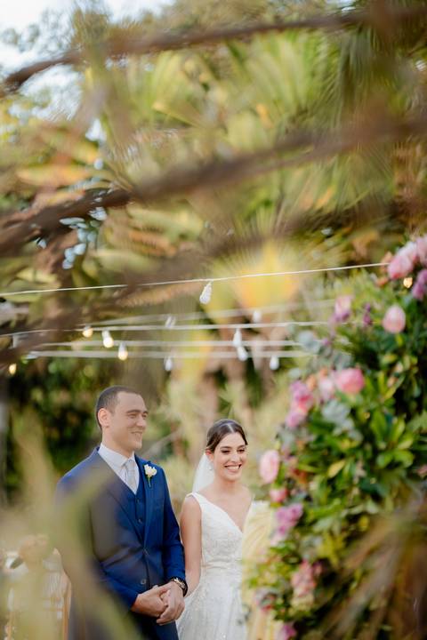Vestido da noiva
Preparação no Bistrô Sofia
Cerimônia ao ar livre
Bistrô Sofia decorado
Buquê de flores brancas
Noiva e pais na escadaria
Primeiro beijo dos noivos
Saída dos noivos
Luzes e decoração
Pôr do sol'
