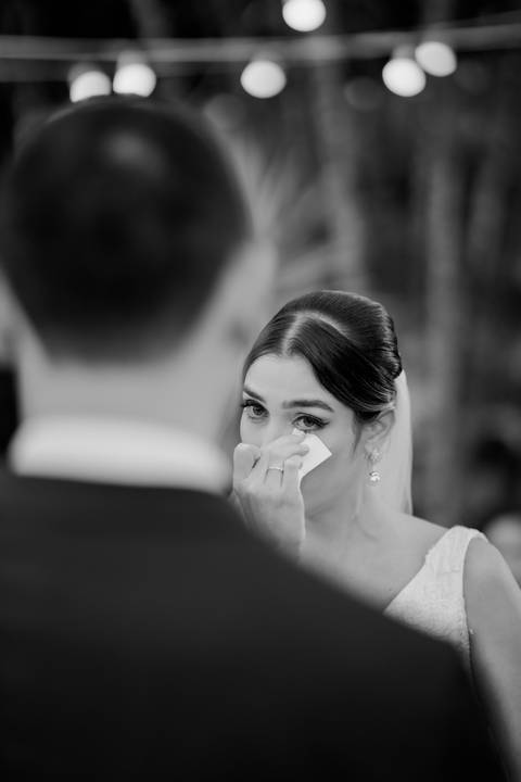 Vestido da noiva
Preparação no Bistrô Sofia
Cerimônia ao ar livre
Bistrô Sofia decorado
Buquê de flores brancas
Noiva e pais na escadaria
Primeiro beijo dos noivos
Saída dos noivos
Luzes e decoração
Pôr do sol'