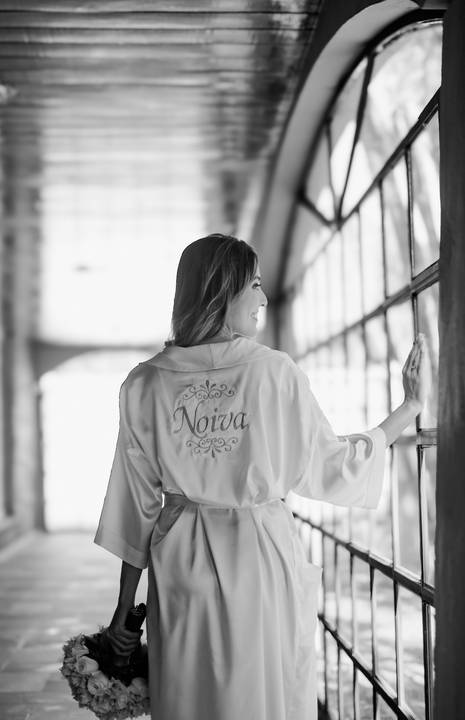 Vestido da noiva
Preparação no Bistrô Sofia
Cerimônia ao ar livre
Bistrô Sofia decorado
Buquê de flores brancas
Noiva e pais na escadaria
Primeiro beijo dos noivos
Saída dos noivos
Luzes e decoração
Pôr do sol'
