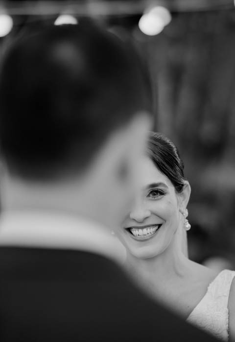 Vestido da noiva
Preparação no Bistrô Sofia
Cerimônia ao ar livre
Bistrô Sofia decorado
Buquê de flores brancas
Noiva e pais na escadaria
Primeiro beijo dos noivos
Saída dos noivos
Luzes e decoração
Pôr do sol'