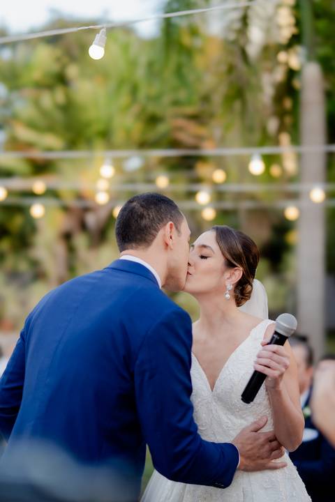 Vestido da noiva
Preparação no Bistrô Sofia
Cerimônia ao ar livre
Bistrô Sofia decorado
Buquê de flores brancas
Noiva e pais na escadaria
Primeiro beijo dos noivos
Saída dos noivos
Luzes e decoração
Pôr do sol'