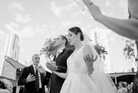 Vestido da noiva
Preparação no Bistrô Sofia
Cerimônia ao ar livre
Bistrô Sofia decorado
Buquê de flores brancas
Noiva e pais na escadaria
Primeiro beijo dos noivos
Saída dos noivos
Luzes e decoração
Pôr do sol'