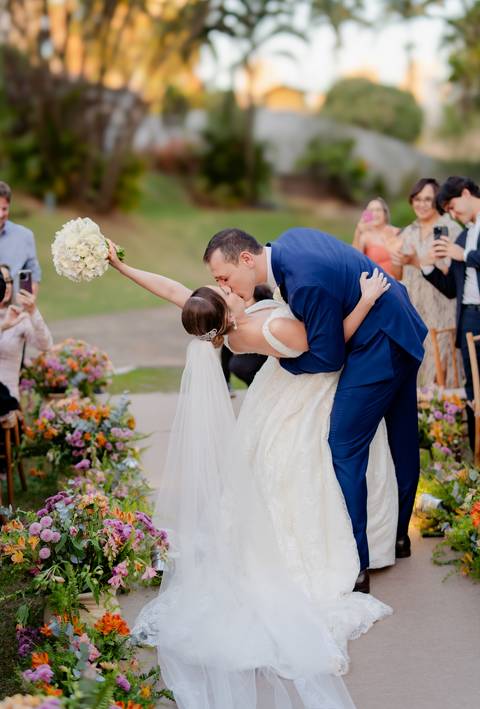 Vestido da noiva
Preparação no Bistrô Sofia
Cerimônia ao ar livre
Bistrô Sofia decorado
Buquê de flores brancas
Noiva e pais na escadaria
Primeiro beijo dos noivos
Saída dos noivos
Luzes e decoração
Pôr do sol'