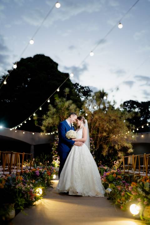 Vestido da noiva
Preparação no Bistrô Sofia
Cerimônia ao ar livre
Bistrô Sofia decorado
Buquê de flores brancas
Noiva e pais na escadaria
Primeiro beijo dos noivos
Saída dos noivos
Luzes e decoração
Pôr do sol'