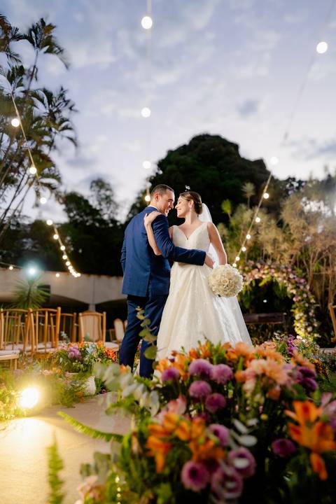 Vestido da noiva
Preparação no Bistrô Sofia
Cerimônia ao ar livre
Bistrô Sofia decorado
Buquê de flores brancas
Noiva e pais na escadaria
Primeiro beijo dos noivos
Saída dos noivos
Luzes e decoração
Pôr do sol'