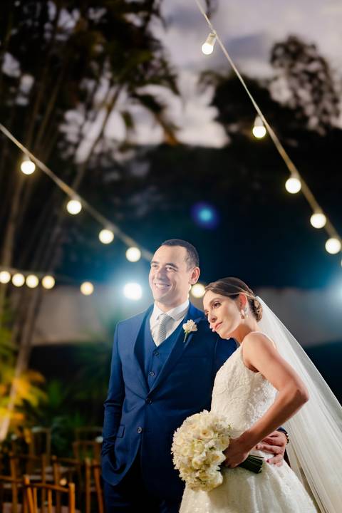 Vestido da noiva
Preparação no Bistrô Sofia
Cerimônia ao ar livre
Bistrô Sofia decorado
Buquê de flores brancas
Noiva e pais na escadaria
Primeiro beijo dos noivos
Saída dos noivos
Luzes e decoração
Pôr do sol'