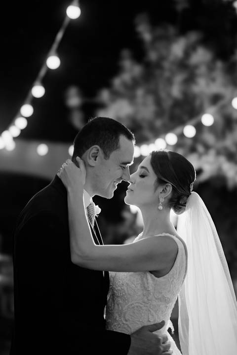 Vestido da noiva
Preparação no Bistrô Sofia
Cerimônia ao ar livre
Bistrô Sofia decorado
Buquê de flores brancas
Noiva e pais na escadaria
Primeiro beijo dos noivos
Saída dos noivos
Luzes e decoração
Pôr do sol'
