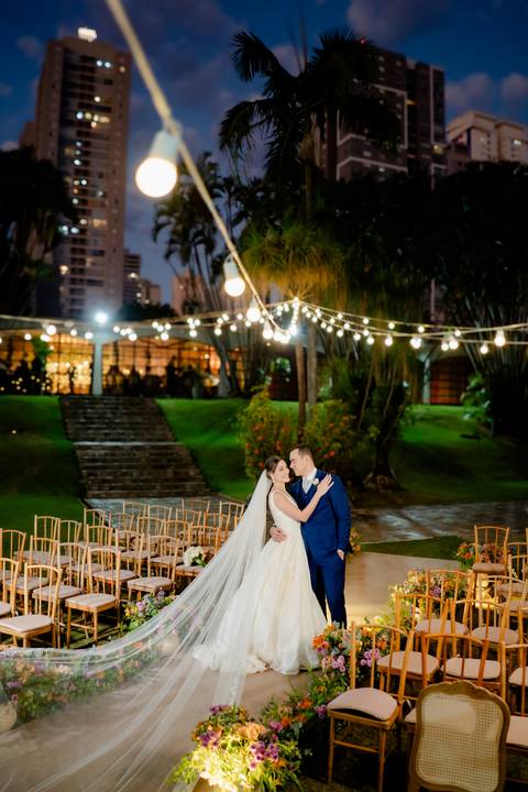Vestido da noiva
Preparação no Bistrô Sofia
Cerimônia ao ar livre
Bistrô Sofia decorado
Buquê de flores brancas
Noiva e pais na escadaria
Primeiro beijo dos noivos
Saída dos noivos
Luzes e decoração
Pôr do sol'