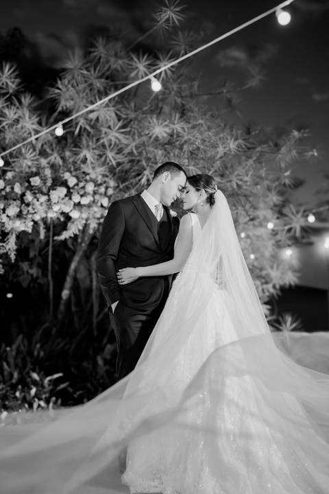 Vestido da noiva
Preparação no Bistrô Sofia
Cerimônia ao ar livre
Bistrô Sofia decorado
Buquê de flores brancas
Noiva e pais na escadaria
Primeiro beijo dos noivos
Saída dos noivos
Luzes e decoração
Pôr do sol'