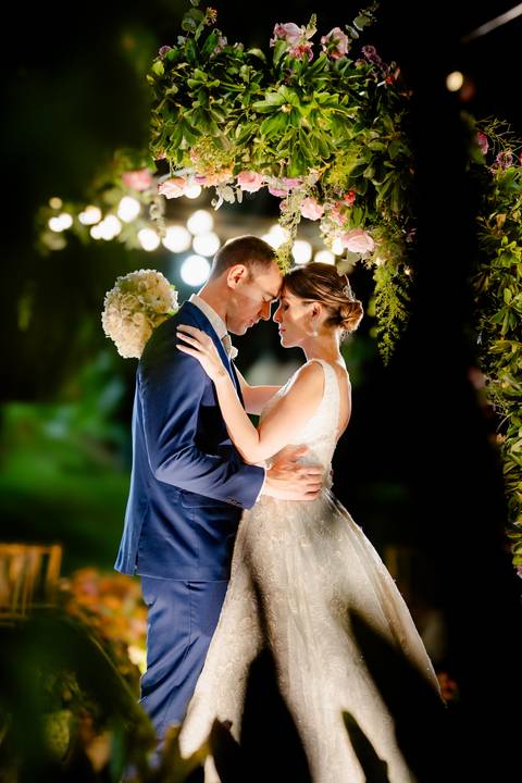 Vestido da noiva
Preparação no Bistrô Sofia
Cerimônia ao ar livre
Bistrô Sofia decorado
Buquê de flores brancas
Noiva e pais na escadaria
Primeiro beijo dos noivos
Saída dos noivos
Luzes e decoração
Pôr do sol'