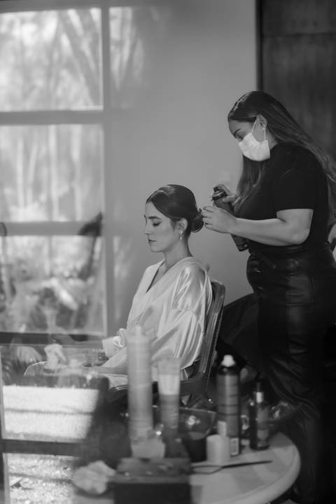 Vestido da noiva
Preparação no Bistrô Sofia
Cerimônia ao ar livre
Bistrô Sofia decorado
Buquê de flores brancas
Noiva e pais na escadaria
Primeiro beijo dos noivos
Saída dos noivos
Luzes e decoração
Pôr do sol'