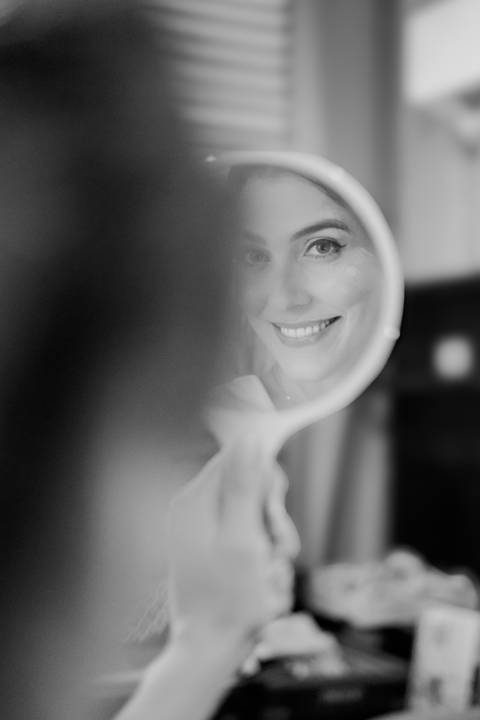 Vestido da noiva
Preparação no Bistrô Sofia
Cerimônia ao ar livre
Bistrô Sofia decorado
Buquê de flores brancas
Noiva e pais na escadaria
Primeiro beijo dos noivos
Saída dos noivos
Luzes e decoração
Pôr do sol'