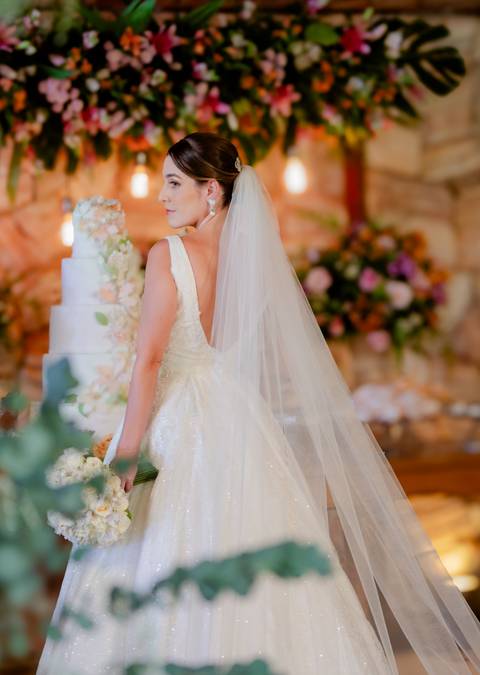 Vestido da noiva
Preparação no Bistrô Sofia
Cerimônia ao ar livre
Bistrô Sofia decorado
Buquê de flores brancas
Noiva e pais na escadaria
Primeiro beijo dos noivos
Saída dos noivos
Luzes e decoração
Pôr do sol'