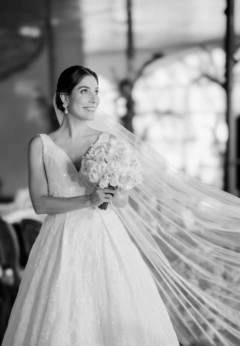 Vestido da noiva
Preparação no Bistrô Sofia
Cerimônia ao ar livre
Bistrô Sofia decorado
Buquê de flores brancas
Noiva e pais na escadaria
Primeiro beijo dos noivos
Saída dos noivos
Luzes e decoração
Pôr do sol'