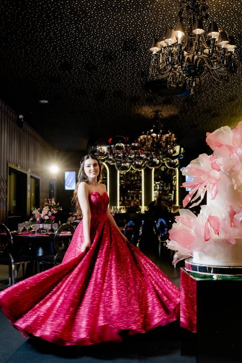 15 anos, debutante, festa de debutante, festa 15 anos Goiânia, ensaio debutante, decoração 15 anos, evento luxuoso, debutante elegante, fotografia 15 anos, festa feminina, produção debutante, aniversário 15 anos, festa luxo'