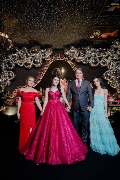 15 anos, debutante, festa de debutante, festa 15 anos Goiânia, ensaio debutante, decoração 15 anos, evento luxuoso, debutante elegante, fotografia 15 anos, festa feminina, produção debutante, aniversário 15 anos, festa luxo'