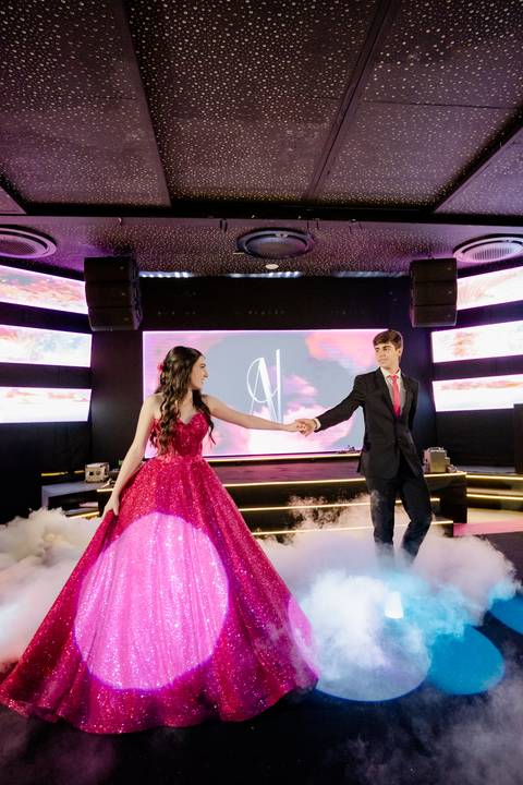 15 anos, debutante, festa de debutante, festa 15 anos Goiânia, ensaio debutante, decoração 15 anos, evento luxuoso, debutante elegante, fotografia 15 anos, festa feminina, produção debutante, aniversário 15 anos, festa luxo'