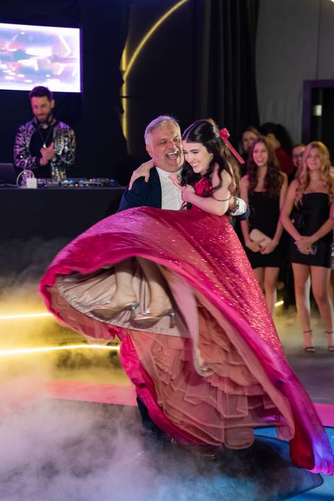 15 anos, debutante, festa de debutante, festa 15 anos Goiânia, ensaio debutante, decoração 15 anos, evento luxuoso, debutante elegante, fotografia 15 anos, festa feminina, produção debutante, aniversário 15 anos, festa luxo'